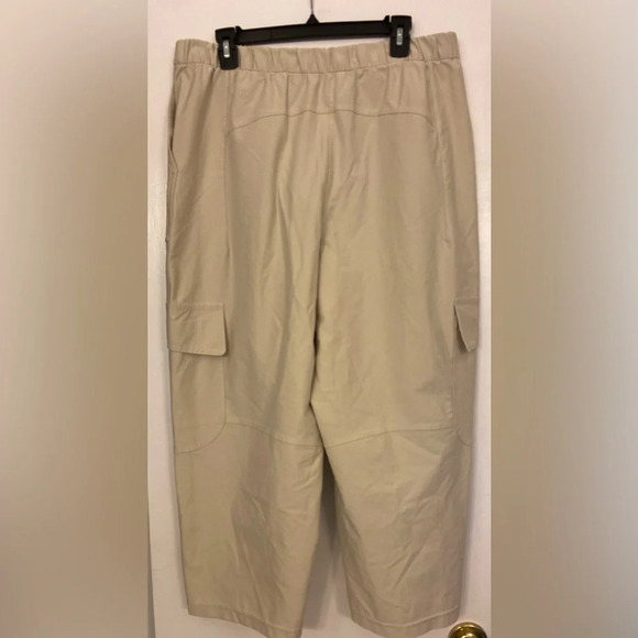 Lululemon Light Utilitech Cargo Pocket High Rise Crop Natural Ivory Size 32 - Picture 5 of 7